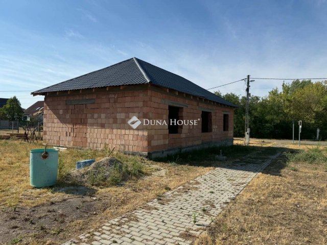 Eladó családi ház, Kesztölcön 60 M Ft, 3 szobás