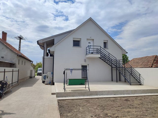 Eladó családi ház, Hajdúszoboszlón 122 M Ft, 4+1 szobás