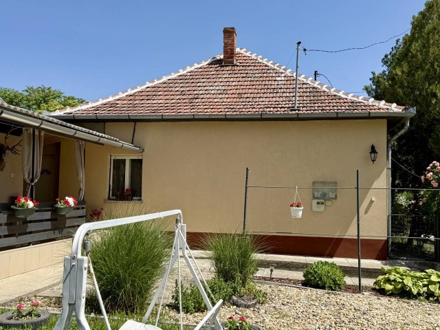 Eladó családi ház, Jászladányon 27.5 M Ft, 3 szobás