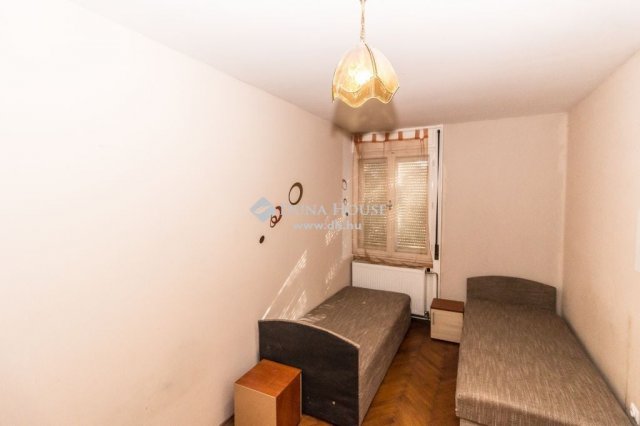 Eladó családi ház, Szombathelyen 95 M Ft, 9 szobás