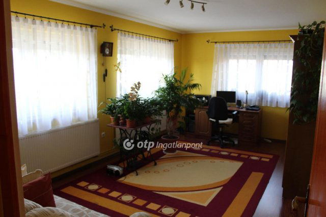 Eladó téglalakás, Pápán 269 M Ft, 4 szobás