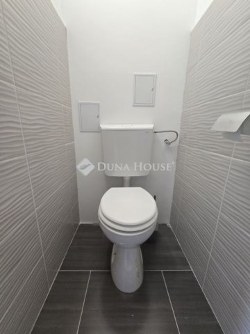 Eladó panellakás, Pécsett 54.9 M Ft, 3 szobás