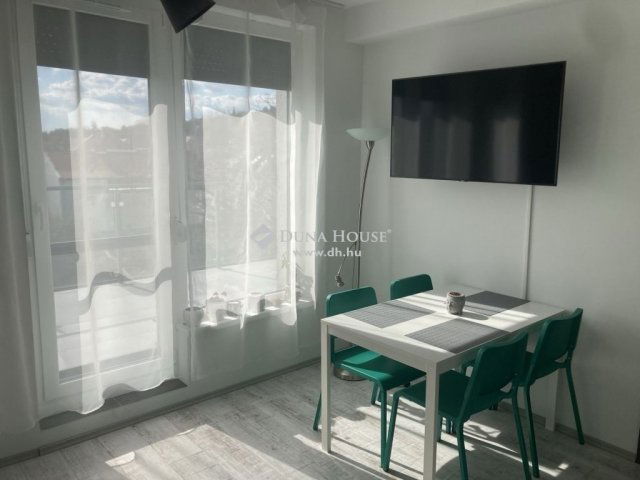 Eladó téglalakás, Pécsett 77.625 M Ft, 3 szobás