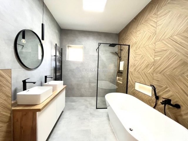 Eladó téglalakás, Pécsett 79.9 M Ft, 5 szobás