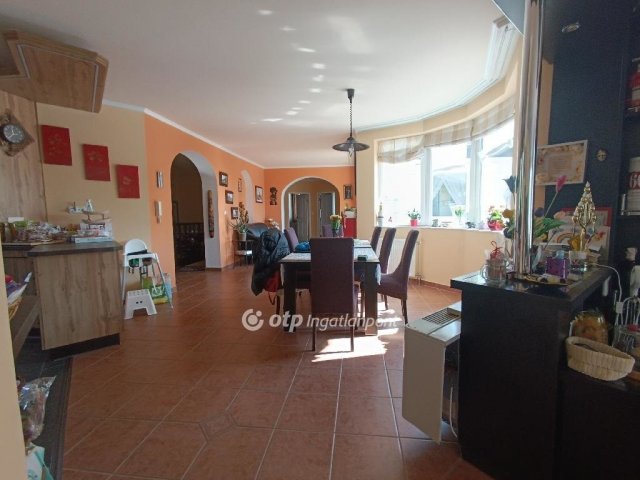 Eladó családi ház, Szigetmonostorban 250 M Ft, 4 szobás