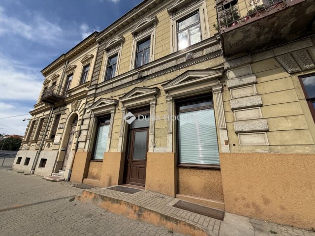 Eladó üzlethelyiség, Pécsett, Király utcában 89.9 M Ft