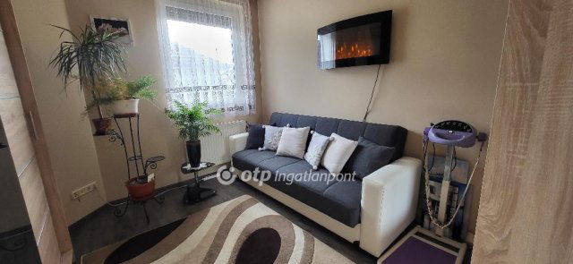 Eladó családi ház, Péren 95.9 M Ft, 4 szobás