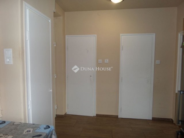 Eladó téglalakás, Pécsett 37.8 M Ft, 2 szobás