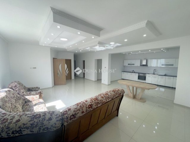 Kiadó családi ház, albérlet, Nyíregyházán 300 E Ft / hó