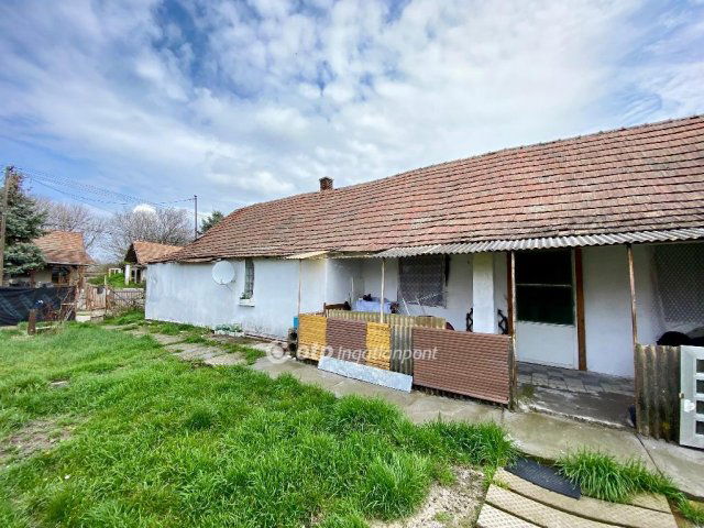 Eladó családi ház, Solton 8 M Ft, 2 szobás