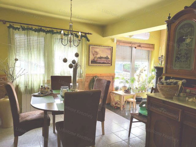 Eladó családi ház, Hévízen 205 M Ft, 5 szobás