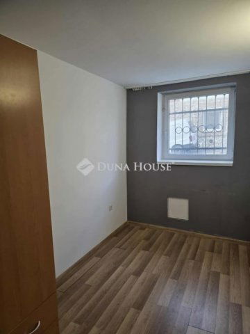 Eladó téglalakás, Pécsett 44.99 M Ft, 4 szobás