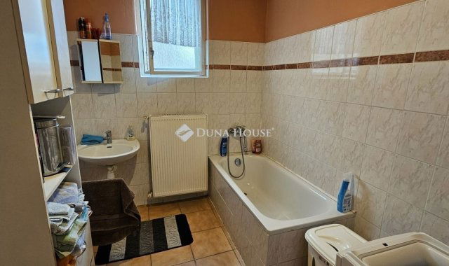 Eladó családi ház, Pécsett 65 M Ft, 3 szobás