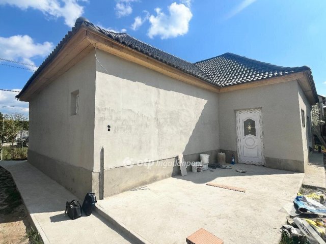 Eladó családi ház, Újszászon 37.99 M Ft, 3+1 szobás