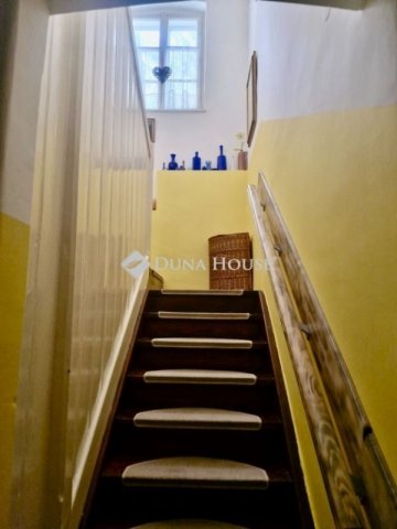 Eladó családi ház, Pécsett 105 M Ft, 7 szobás