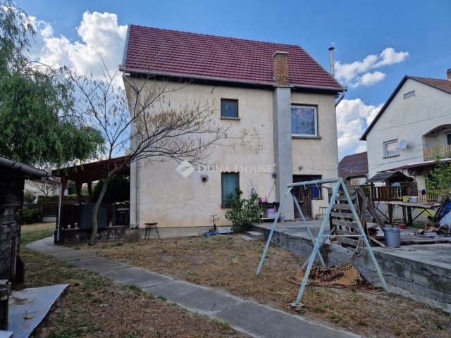 Eladó családi ház, Szentmártonkátán 59.99 M Ft, 6 szobás