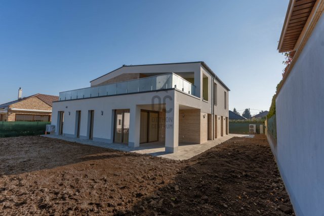 Eladó ikerház, Veszprémben 175 M Ft, 5 szobás