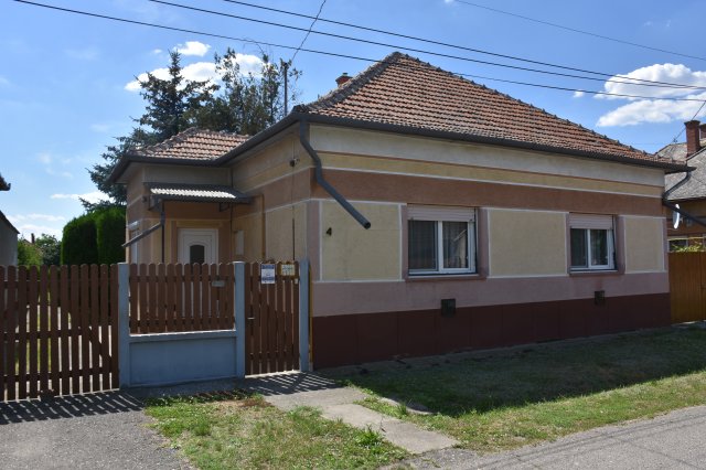 Eladó családi ház, Törökszentmiklóson 28 M Ft, 2 szobás