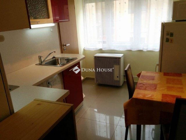 Kiadó téglalakás, albérlet, Pécsett, Sándor utcában, 1 szobás