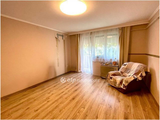 Eladó téglalakás, Csongrádon 28 M Ft, 2 szobás