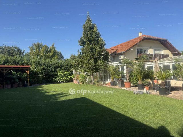 Eladó családi ház, Szigetszentmiklóson 291 M Ft, 7 szobás