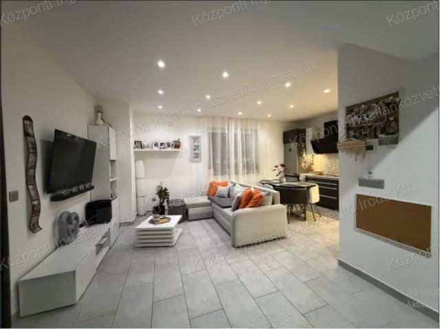 Eladó ikerház, Tatabányán 119 M Ft, 3 szobás