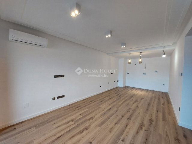 Eladó téglalakás, Siófokon 199.163 M Ft, 4 szobás