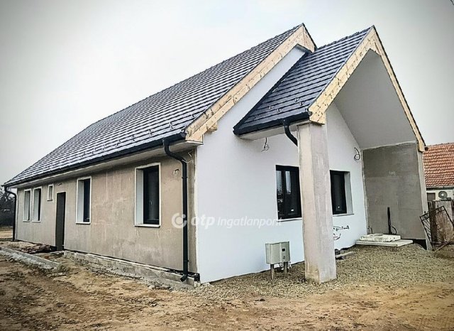 Eladó családi ház, Jászfényszarun 74 M Ft, 1+3 szobás