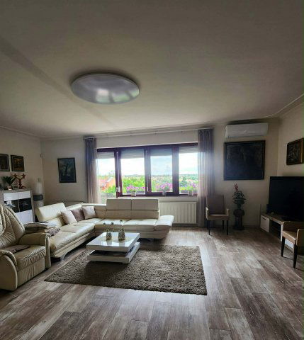 Eladó családi ház, Pécsett 219.9 M Ft, 6 szobás