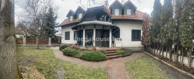 Eladó családi ház, Szentendrén 249 M Ft, 8 szobás