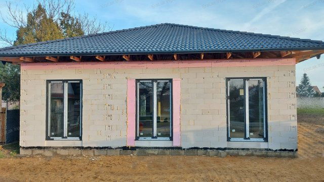 Eladó családi ház, Nyúlon 98.6 M Ft, 5 szobás