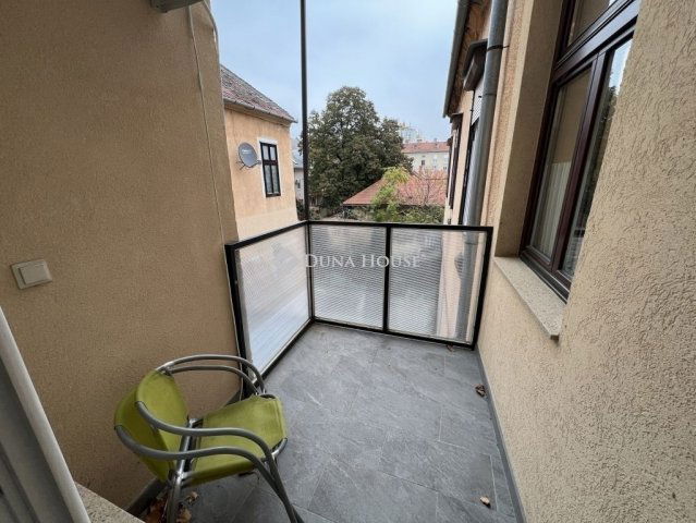 Eladó téglalakás, Pécsett 88.8 M Ft, 3 szobás