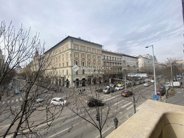 Eladó téglalakás, Budapesten, VI. kerületben 85.9 M Ft, 2 szobás