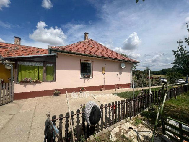 Eladó családi ház, Cegléden 32 M Ft, 2 szobás