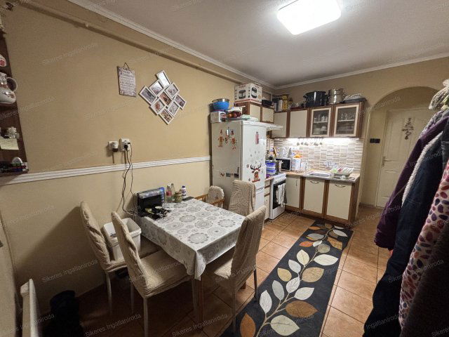 Eladó családi ház, Komáromban 34.75 M Ft, 2 szobás