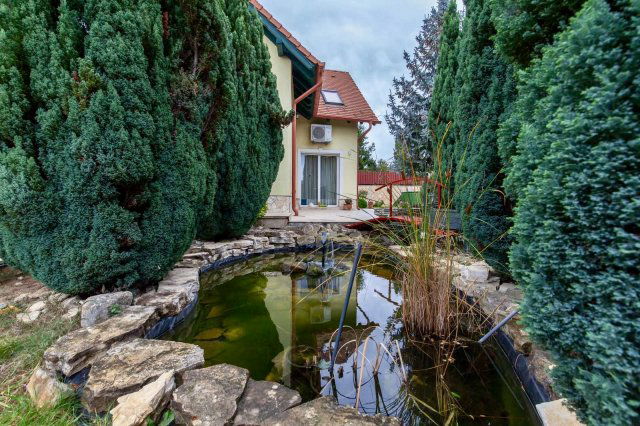 Eladó családi ház, Budakeszin 360 M Ft, 10 szobás