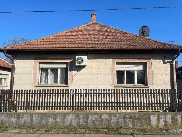 Eladó családi ház, Adácson 12 M Ft, 3 szobás