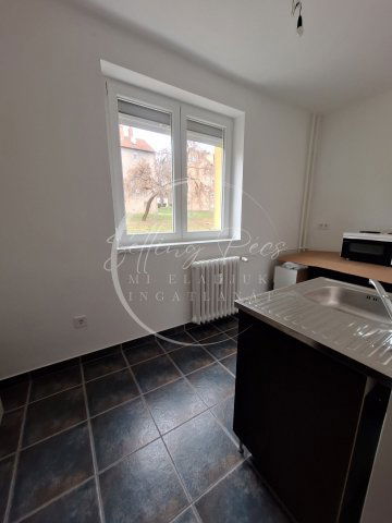 Eladó téglalakás, Komlón 24.5 M Ft, 1+1 szobás