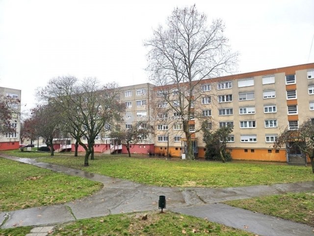 Eladó panellakás, Pécsett 46.9 M Ft, 3 szobás