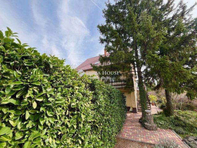 Eladó családi ház, Dunaújvárosban 89.9 M Ft, 5 szobás