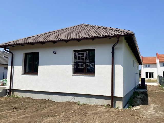 Eladó családi ház, Velencén 129.9 M Ft, 4 szobás