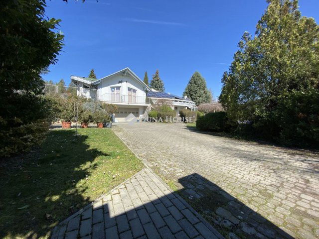 Eladó családi ház, Pécsett, Sirály utcában 180 M Ft, 5 szobás