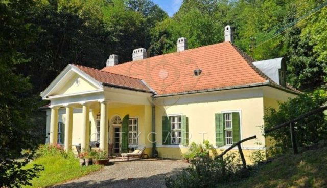 Eladó családi ház, Esztergomban 462.276 M Ft, 13 szobás