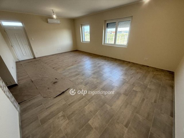 Eladó sorház, Tiszakécskén 47.9 M Ft, 1 szobás