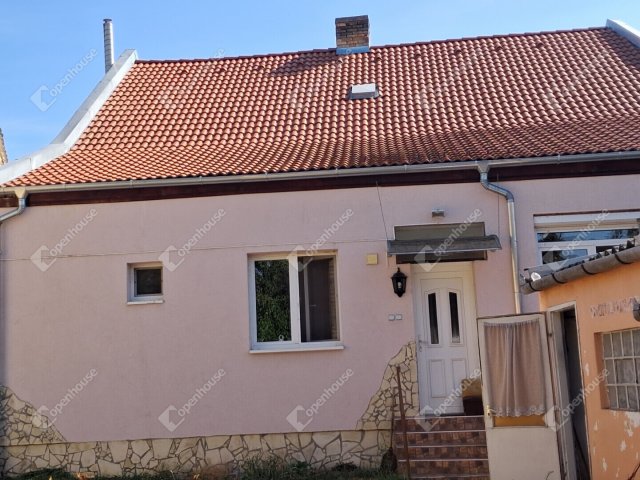 Eladó családi ház, Komáromban 66.9 M Ft, 6 szobás