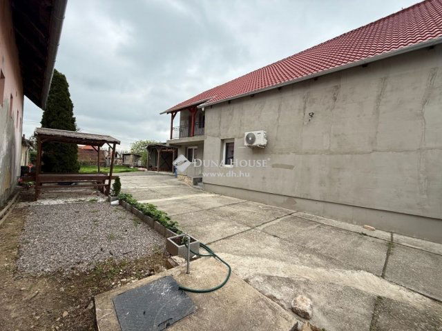 Eladó családi ház, Siklóson 50 M Ft, 5 szobás