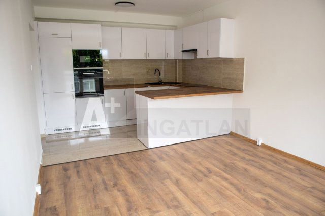 Eladó panellakás, Szegeden 56.9 M Ft, 3 szobás