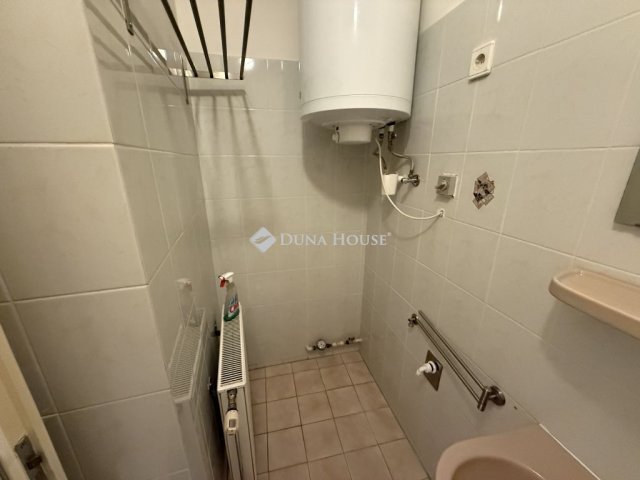 Kiadó téglalakás, albérlet, Pécsett 270 E Ft / hó, 3 szobás