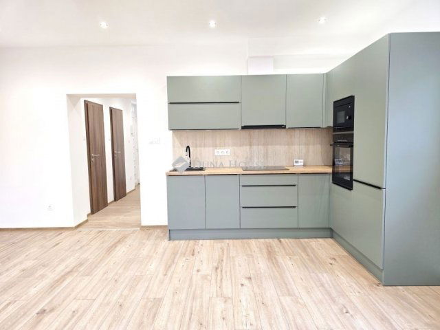 Eladó téglalakás, Pécsett 59.9 M Ft, 3 szobás