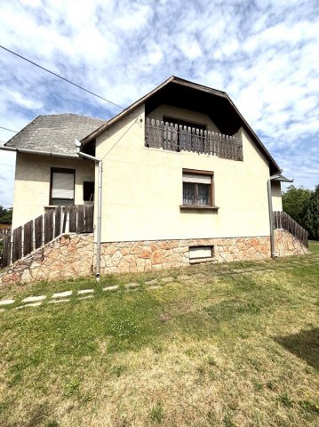 Eladó családi ház, Komáromban 64.99 M Ft, 5 szobás